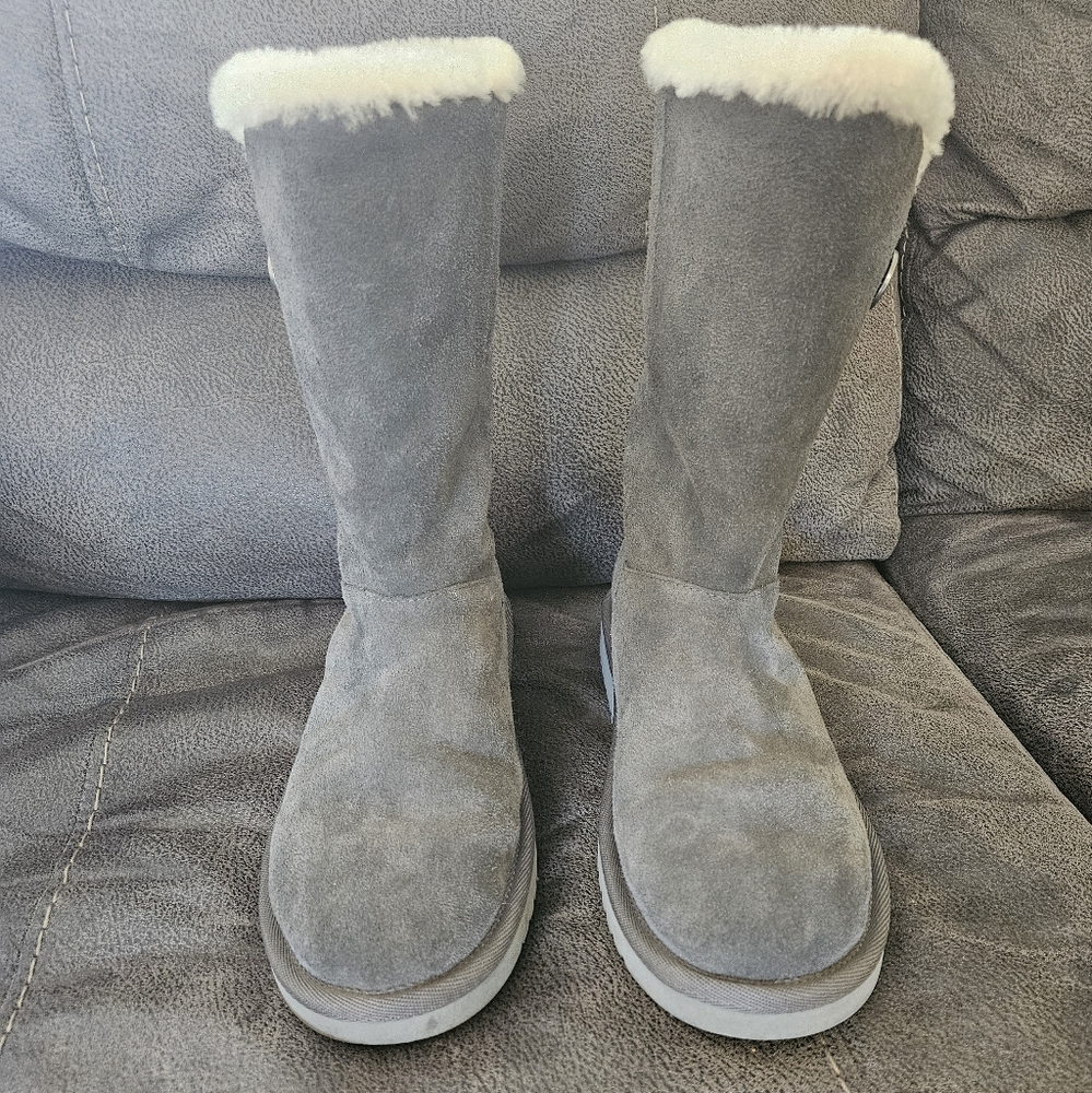 💜 EUC Womens size 7 koolaburra by UGG. Gray with shearling.